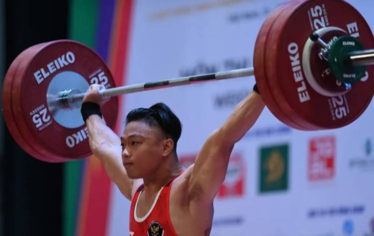 Lifter Indonesia Rahmat Eriwn Abdullah Pecahkan Rekor Dunia di Kejuaraan Dunia IWF 2023