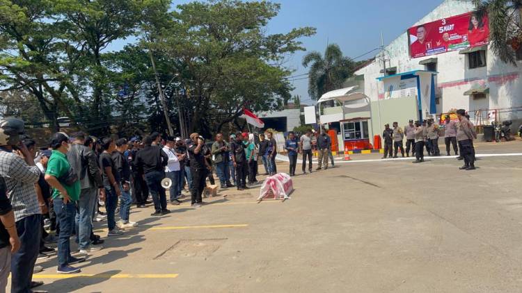 Aliansi Masyarakat Pondok Aren Bersatu Lakukan Aksi di Clinic Kecantikan Milik dr. Tompi, Ini Tuntutannya! 