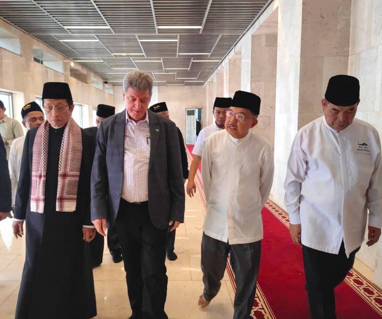 JK Bersama Ribuan Umat Islam di Istiqlal Lakukan Qunut Nadzilah untuk Palestine