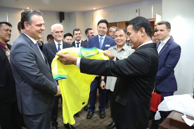 Dapat Jersey Timnas Brazil, Mentan Amran Sebut Pertanian dan Sepakbola Sama-sama Mempersatukan