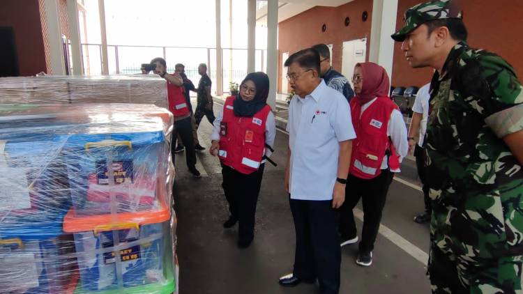 Jusuf Kalla Tinjau Bantuan PMI untuk Palestina di Halim Perdana Kusuma