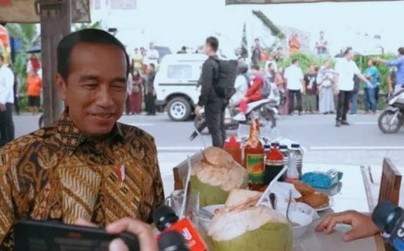 Presiden Jokowi  Akui Bicarakan Politik Global hingga Nasional dengan Sri Sultan Hamengku Buwono X