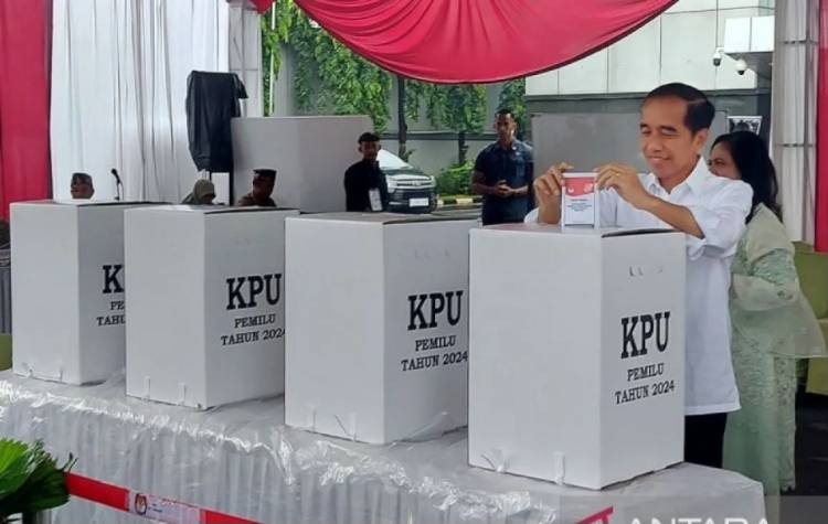 Presiden Jokowi dan Ibu Negara Iriana Nyoblos di TPS 10 Gambir, Jakarta Pusat