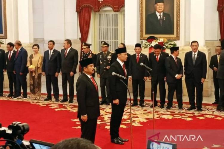 Presiden Jokowi Resmi Lantik Hadi sebagai Menko Polhukam dan AHY Jadi Menteri ATR