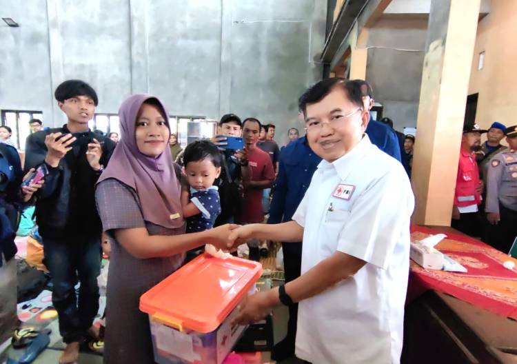 Jusuf Kalla Serahkan Bantuan kepada Korban Banjir Demak