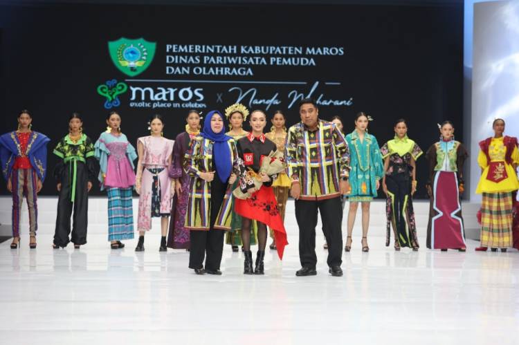 Kabupaten Maros x Nanda Maharani Tampilkan 12 Busana  "Metamorposa" di IFW 2024