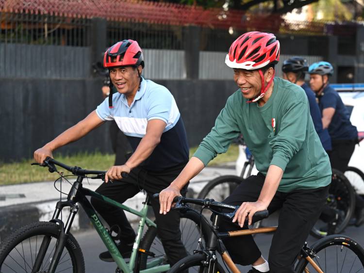Presiden Jokowi dan Mentan Amran Sarapan Bersepeda Bareng di Lombok 