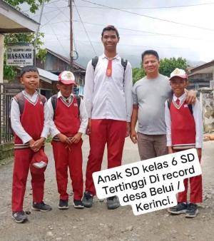 Anak SD Dikerinci Miliki Tinggi Badan 2 Meter, Viral Disebut Tertinggi di Dunia!