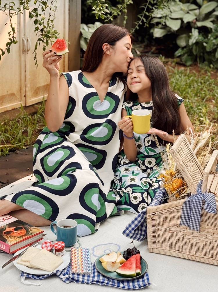 Inspirasi Tampil Berani Mix and Match Pakaian Bermotif dan Playful dengan Koleksi UNIQLO x marimekko Summer 2024