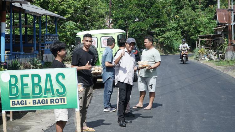 Jumat Berkah, Relawan Bebas Manggazali Bagi-bagi Roti di Anreapi