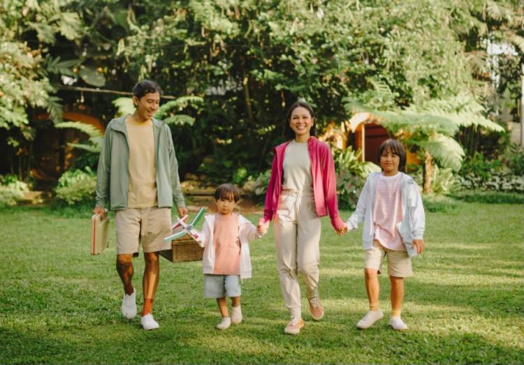 Inspirasi Tampil Stylish dan Nyaman Beraktivitas Di Bawah Sinar Matahari ala Maudy Ayunda sampai Refal Hady dengan Koleksi UNIQLO UV Protection