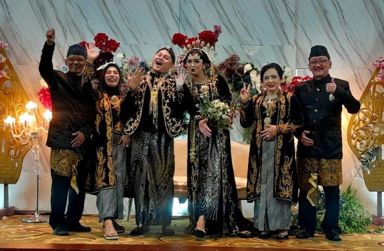 Pemilik Queen Klinik Bedah Plastik Gelar Pernikahan Putranya di Gedung BMKG, Selebritas Indonesia Turut Hadir!