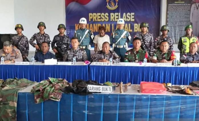 Personil TNI AL Tangkap Satu Anggota OPM-TPNPB  di Supiori Papuai 