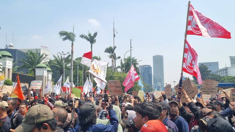 Demo di DPR: Massa Teriaki Baleg DPR yang Akan Sambangi Pendemo Kawal Putusan MK