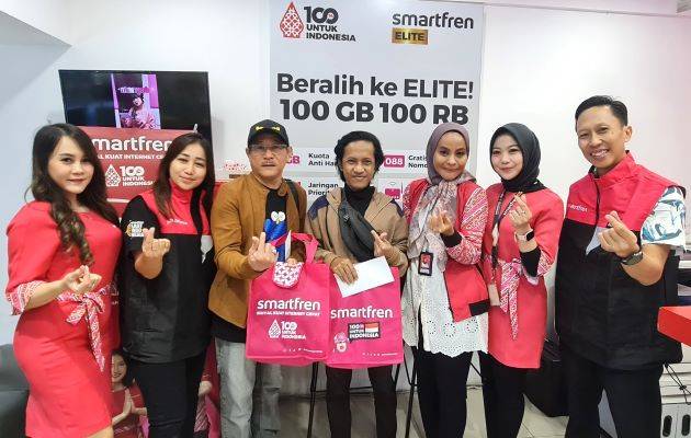 Smartfren Berikan Hadiah untuk Pelanggan Setia di Surabaya, Rayakan Hari Pelanggan Nasional