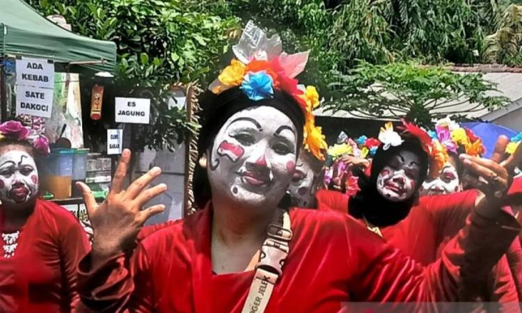 Kirab Para Seniman Menutup Festival Lima Gunung Ke-23