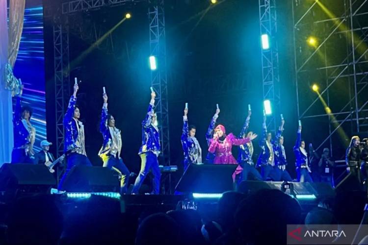 Pedangdut Elvy Sukaesih Meriahkan Panggung 