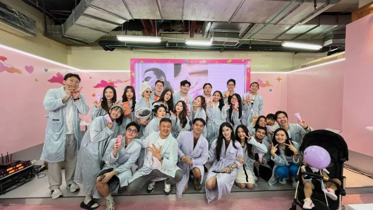 Real Body & Soul Bikin Pengunjung Mall Heboh dengan influencers Pakai Bathrobe!