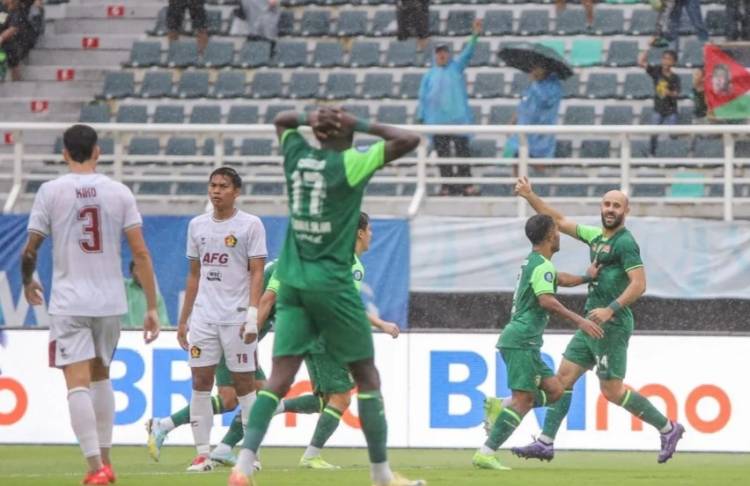 Liga 1 2024/2025:  Persebaya Gasak Persik 4-1 di Stadion GBT Surabaya