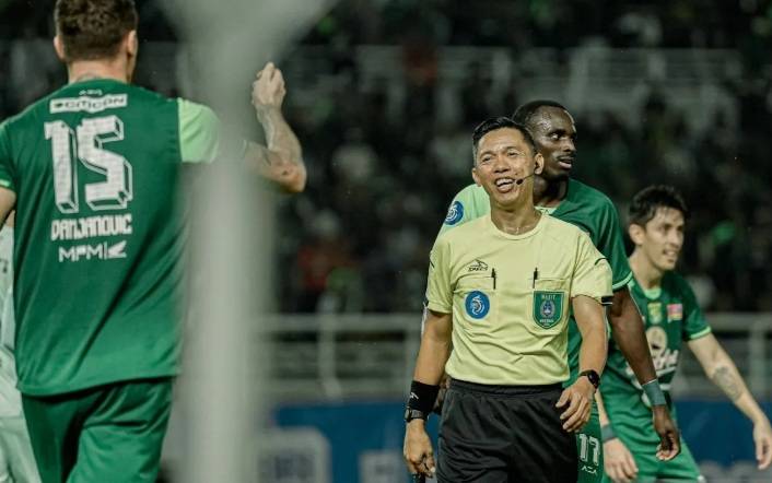 Persebaya Kritik Wasit Lapangam dan VAR yang Kurang  Jeli