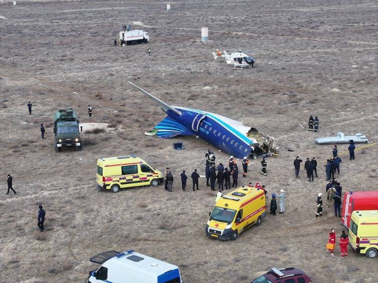 Diduga Tabrak Burung, Pesawat Azerbaijan Airlines Jatuh Puluhan Tewas