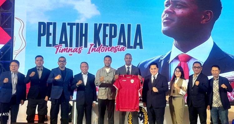 Pelatih Timnas Indonesia Patrick Kluivest Janj .Belajar Bahasa Infonesia