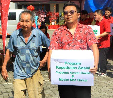 Musim Mas & Yayasan Anwar Karim Bagikan Sembako kepada 350 Keluarga Pra Sejahtera