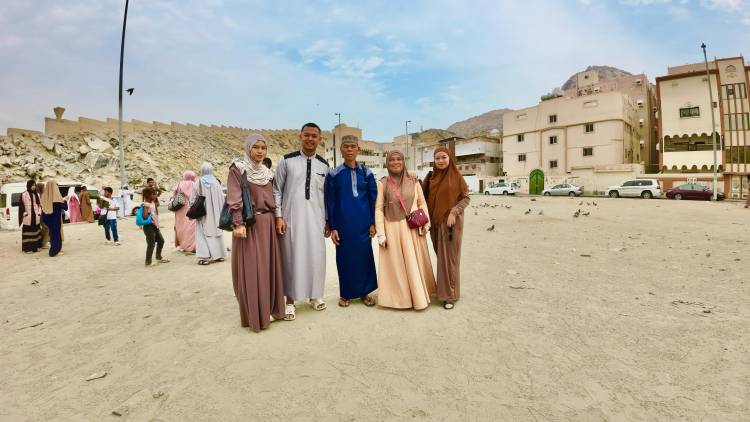 Ketulusan Berbuah Berkah: Bersama Visitip Travelku, Bripka Seladi dan  Keluarga Umrah Hadiah dari  Mendiang Syeikh Ali Jaber