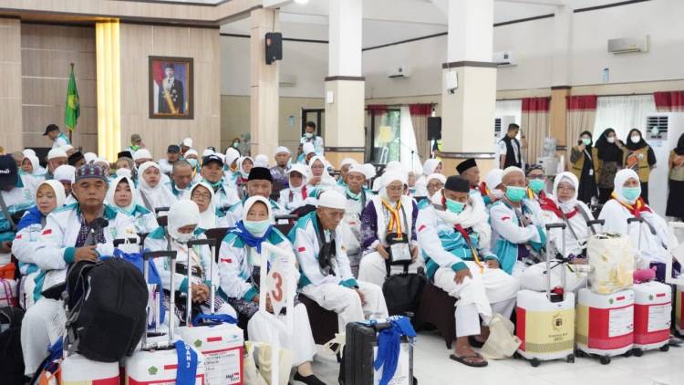 Jemaah Haji Kloter 1 SOC Tiba di Tanah Air, Asisten Pemerintahan dan Kesra Prov Jateng Apresiasi Petugas