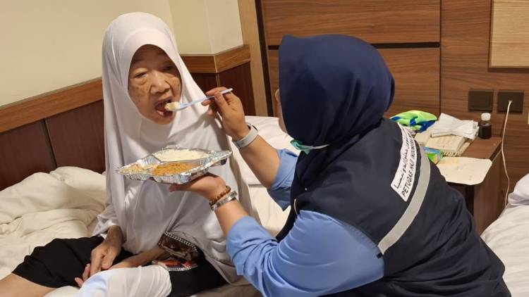 Pendamping Haji : Puncak Spiritual Saya Bukan dari Lantunan Doa di Raudhah dan Wukuf di Arafah, Justru Saat Mengganti Popok Seorang Nenek