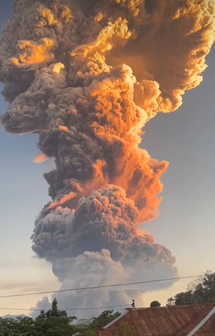 Kepala Badan Geologi: Gunung Lewotobi Alami Erupsi Eksplosif dengan Tinggi Kolom Erupsi hingga 18 kilometer