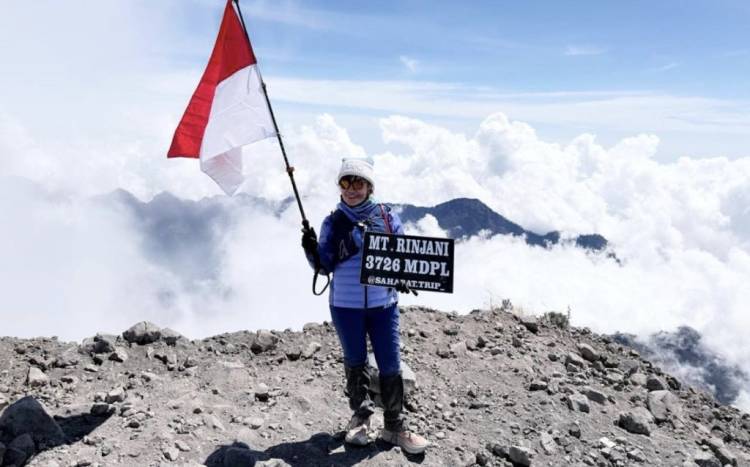 Tujuh Puncak, Enam Bulan dan Seorang Perempuan Eksekutif yang Berani Keluar dari Zona Nyaman