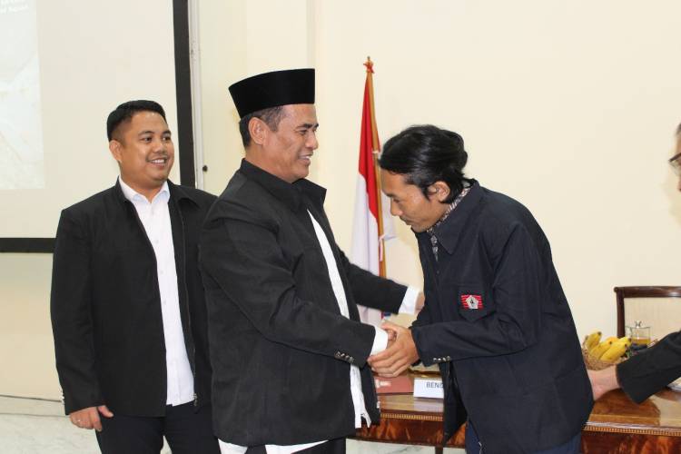 Andi Amran Sulaiman Pakaikan Jas KKSS ke Agam Rinjani, Sinyal Kuat Rangkul Anak Muda