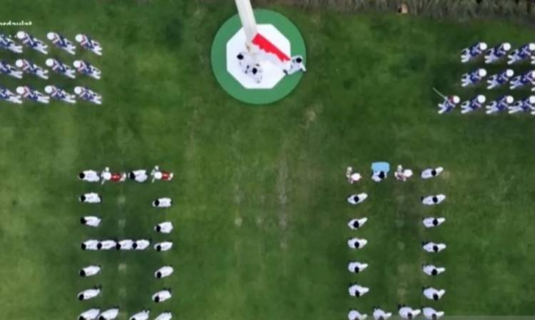 Paskibraka Bentuk Formasi 80 di Upacara Penurunan Bendera di Istana