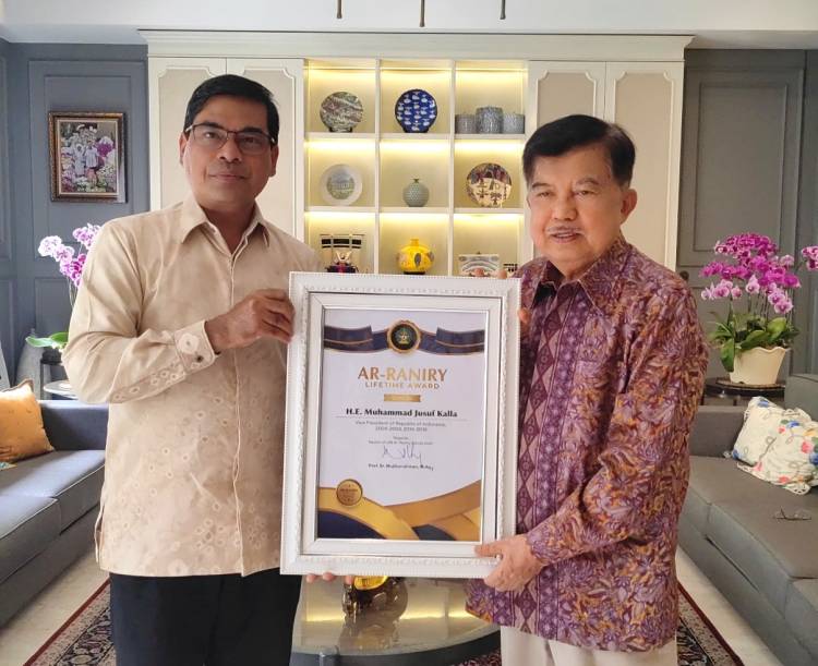 UIN Ar-Raniry Serahkan Piagam Penghargaan Ar Raniry Award kepada Jusuf Kalla