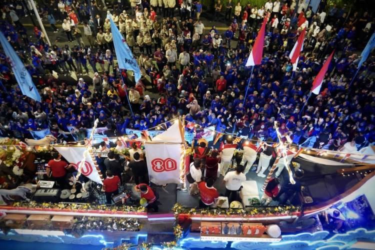 Kapal Phinisi Swasembada Pangan Jadi Sorotan di Karnaval HUT ke-80 RI