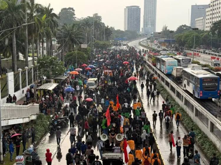 Sempat Ricuh, Mahasiswa dan Massa Ambil Alih Demo Buruh di Gedung DPR, Ini Tuntutanya!