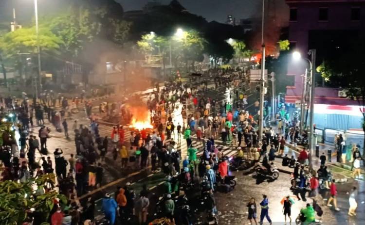 Hingga Dini Hari, Massa Masih Kepung  Mako Brimob Kwitang