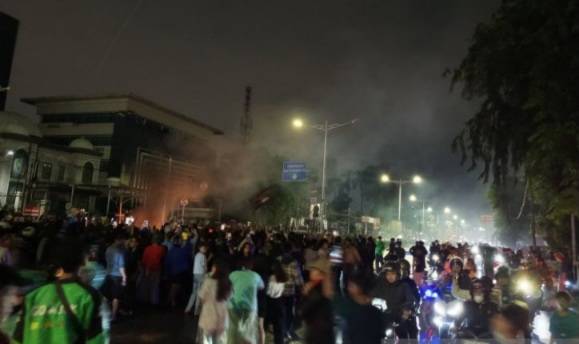 di Jalan Otista, Plang Rambu Lalu lintas Jadi Sasaran Demonstran