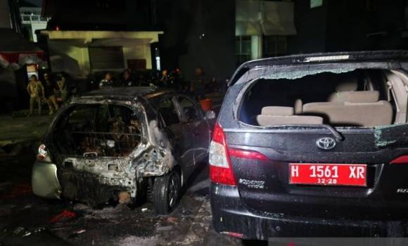 di Kantor Gubernur Jateng, Massa Anarkis Bakar Sejumlah Mobil