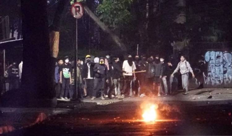 Polisi: Tembakan Gas Air Mata ke Unisba Dipicu Serangan Bom Molotov