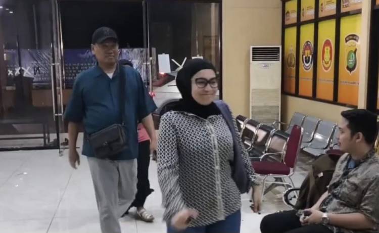 Anggota DPR Nonaktif Uya Kuya dan Astrid Datangi Polres Metro Jaktim