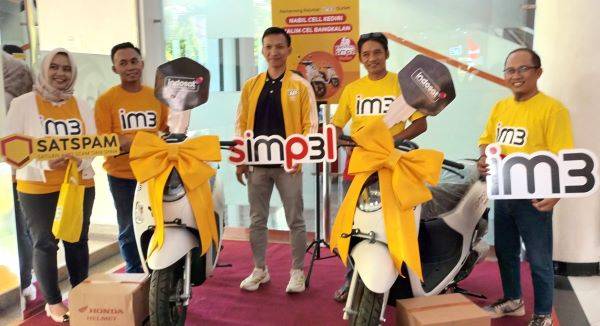 Indosat Hadiahkan Sepeda Motor untuk Dua Outlet Terbaik di Jatim