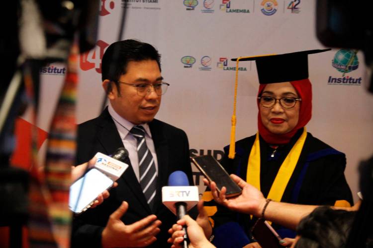 Kerja Sama STIAMI-TransJakarta Warnai Wisuda ke-48, Halte Rawa Selatan Resmi Berganti Nama