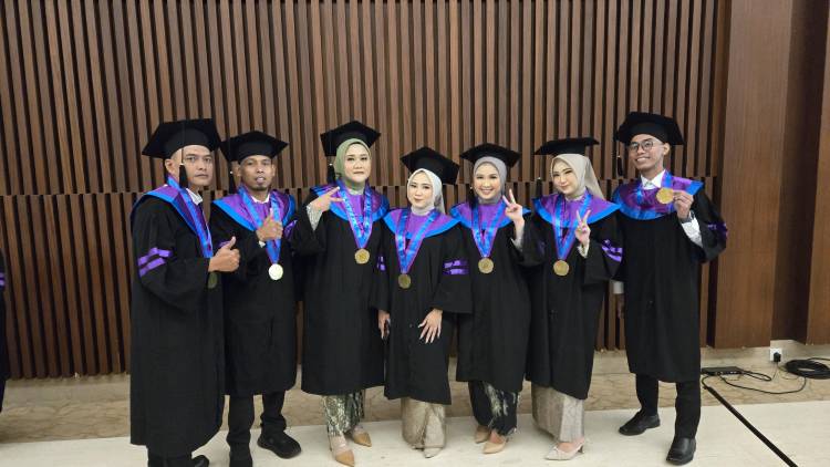 Wisuda ke-18  UMT  2025: Rektor Ajak Lulusan Jadi Agen Perubahan dan Berkarakter Unggul 