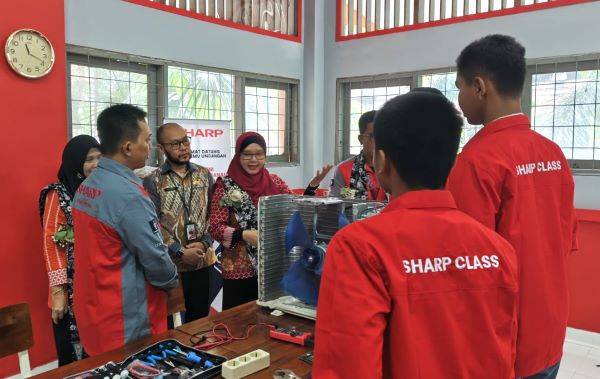 Sharp Class Tingkatkan Mutu Lulusan SMK, Berbasis Praktik Industri & Teknologi Terkini