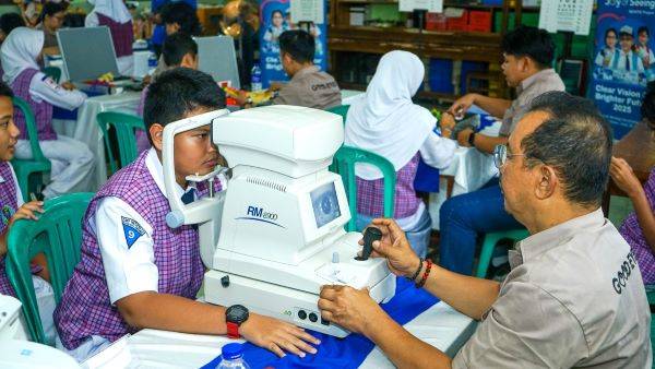 Pembagian 1.200 Kacamata Gratis kepada 12 Sekolah di 4 Kota