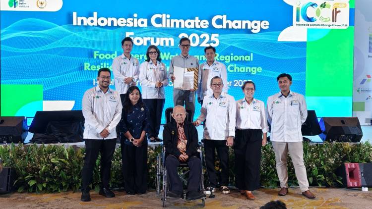 Prof. Emil Salim Serukan Pemerintah dan Masyarakat Tuntaskan Masalah Lingkungan di ICCF 3, 2025