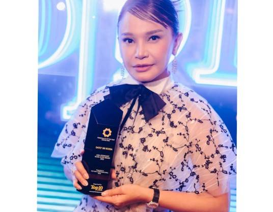 Kebanggaan Rossa Raih Penghargaan Asia Legendary Music Icon Award 2025 di Malaysia