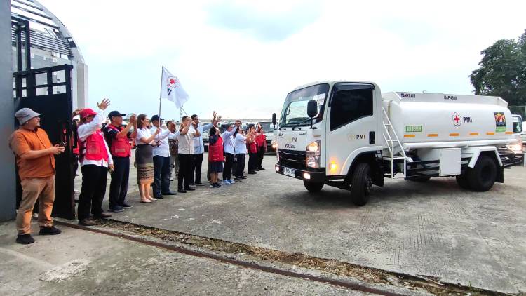 PMI Kerahkan 60 Mobil Tangki Air dan 3 Haglund untuk Bantu Penanganan Bencana di Sumatera